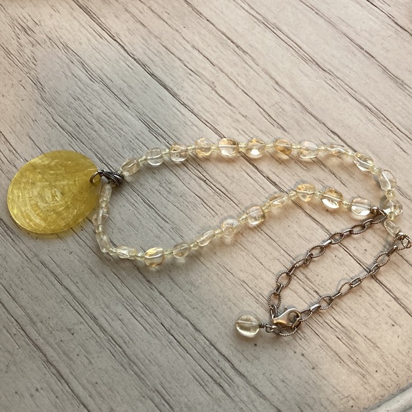 Sterling necklace with shell pendant - Picture 4 of 7